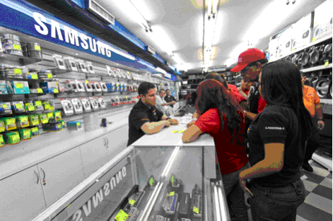 Caracas, 9 novembre 2013. Inspection du magasin d'électronique et d'audio-visuel Pablo Electronica, à la suite d'augmentation injustifiée des prix (de 400 à 2000 %).